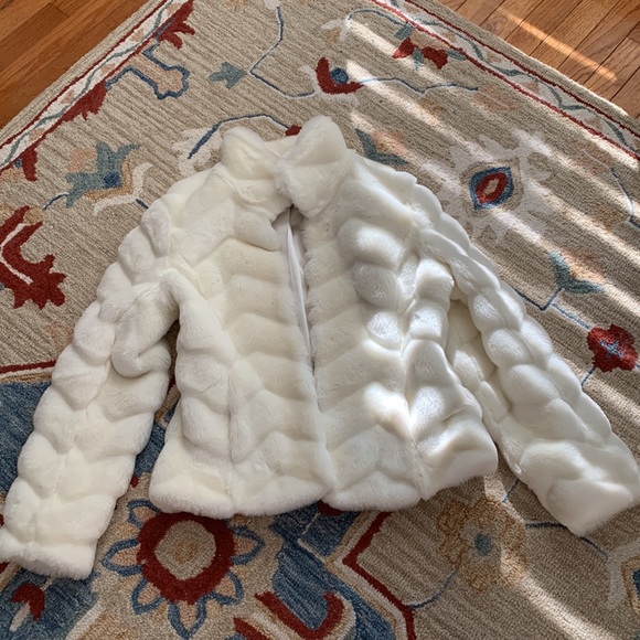 WHBM chevron Faux FUR white ivory coat jacket sold out $228 M 6 8 romantic - Picture 12 of 13